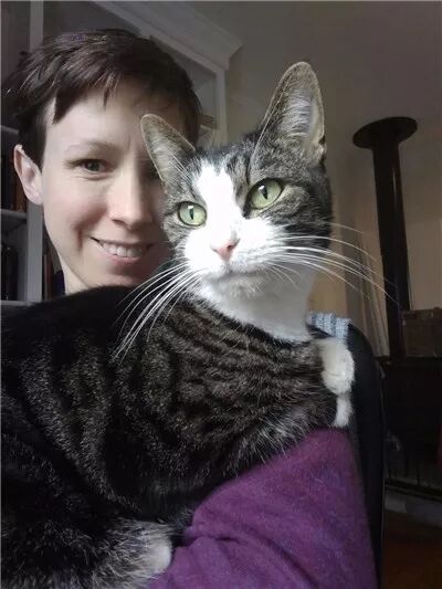 夫妻倆買了一套房，沒想到前屋主還送給他們一只黏人的貓咪... 寵物 第7張