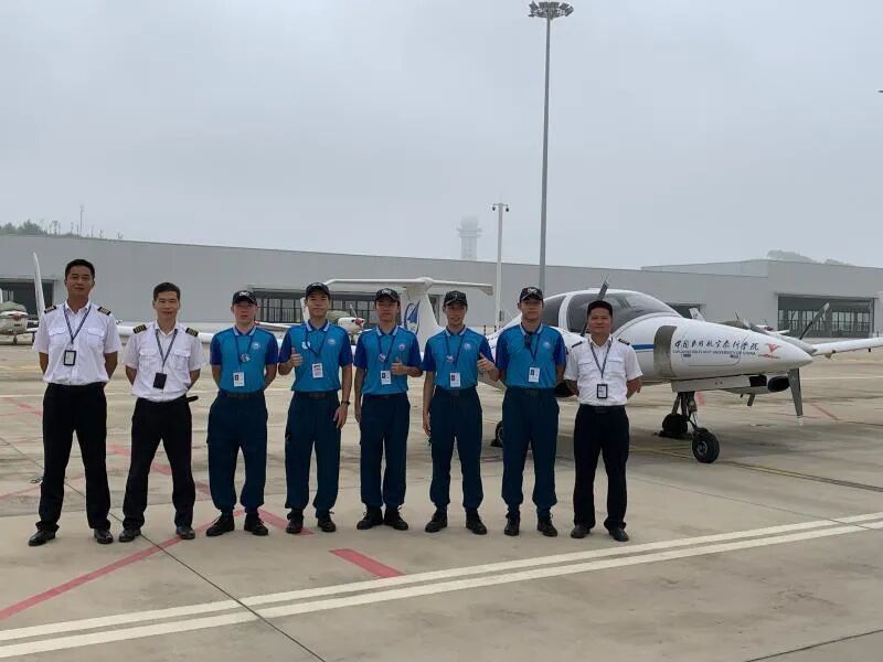 热烈祝贺华附首届海航班6位高中毕业生圆海天梦想！