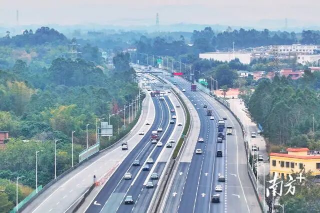 據(jù)悉，春運(yùn)期間清遠(yuǎn)高速公路累計(jì)車流量、全市道路旅客運(yùn)輸發(fā)送旅客量、水路旅客運(yùn)輸發(fā)送旅客人次、軌道旅客運(yùn)輸發(fā)送旅客量同比全面上升一至兩成。 南方+記者 曾亮超 攝