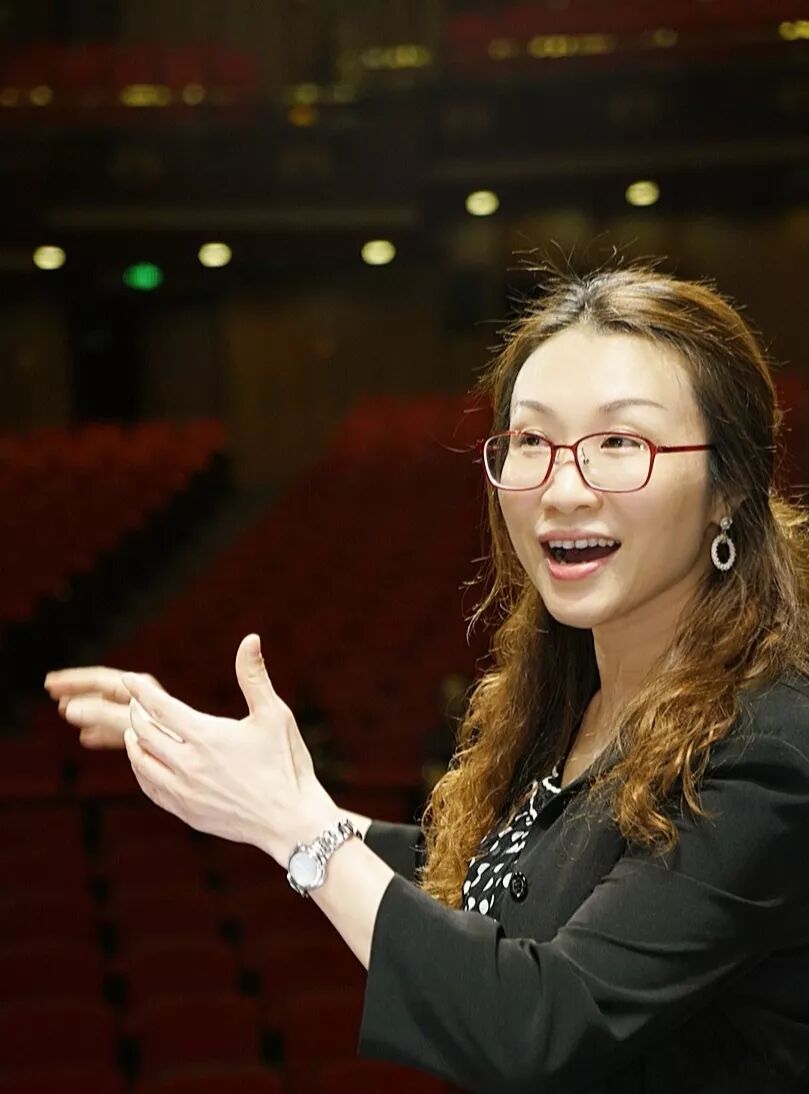 雷雯霞,全国优秀合唱指挥.