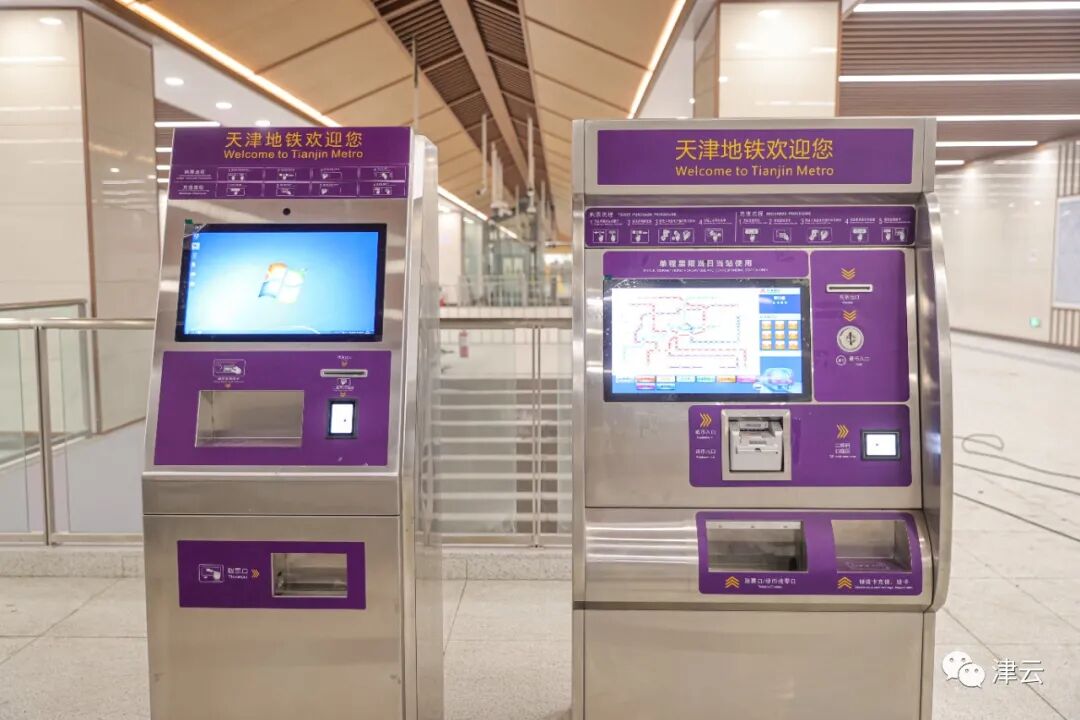来到天津地铁6号线二期工程咸水沽西站,记者看到整个车站顶部采取棕色