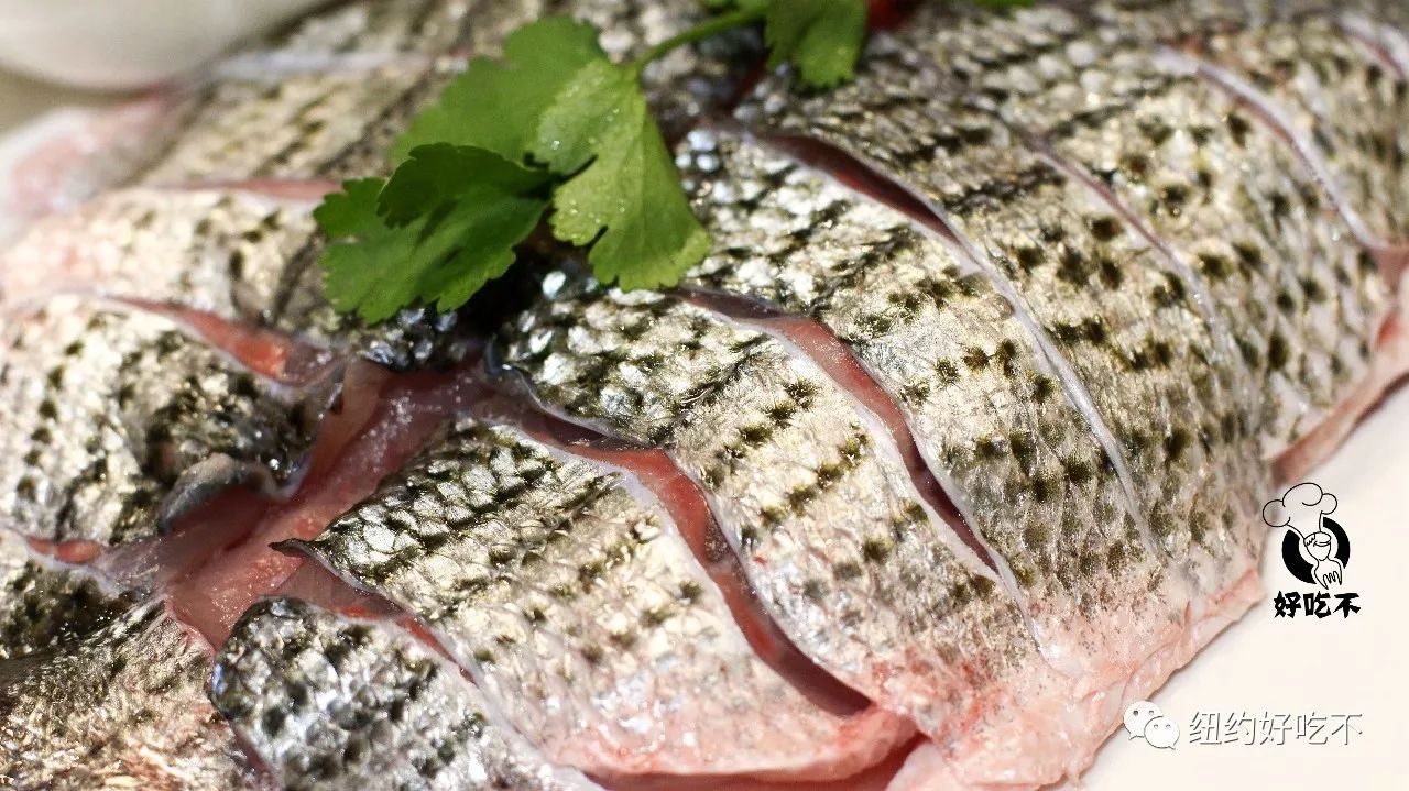 打成蛋液,魚片下鍋前,先涮一下, 裹滿了蛋液再 涮火鍋,魚肉更加鮮嫩呢