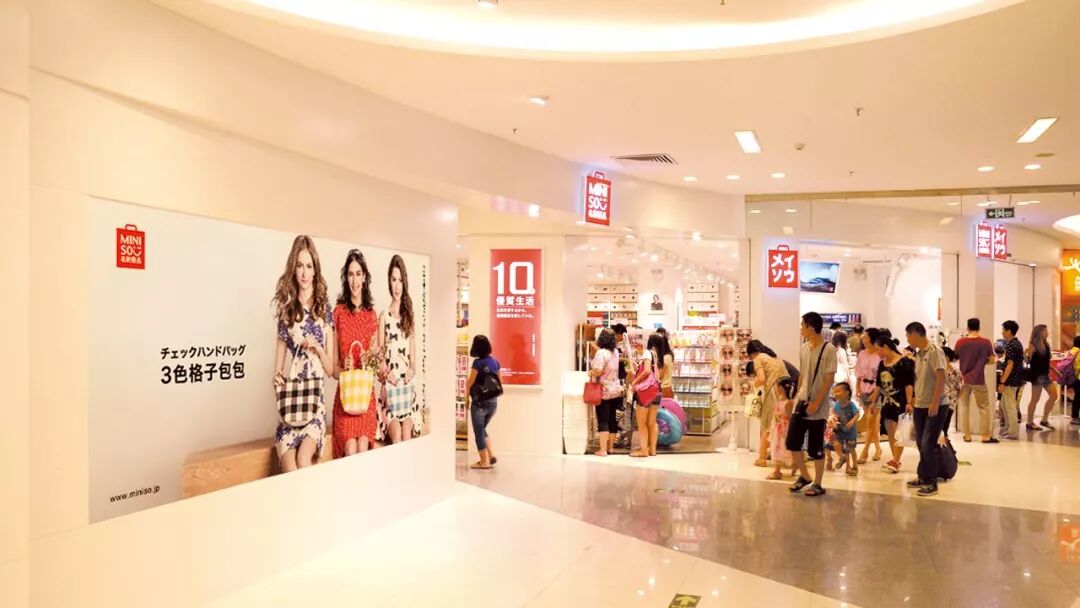 三年开2000家店，营收破100亿，香港单店月赚300万！名创优品爆赢的“四大算法”