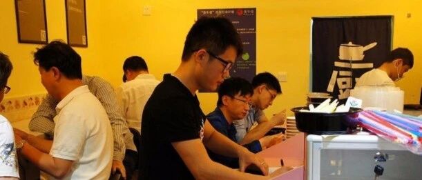 8年前，被董明珠痛批卖米粉的北大硕士，如今怎么样了？