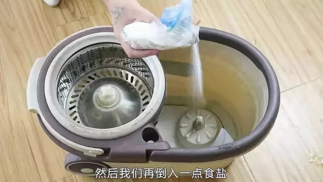 廚房木地板油膩怎么去除|木地板清潔小妙招，這樣做，地板一周不用再拖！