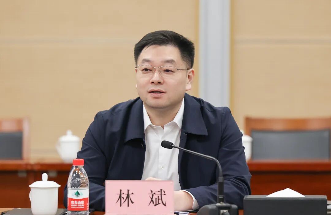 镇海区副区长贺建良,赵福美,金沙县副县长石鑫,万纯飞参加.