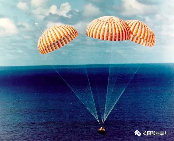 完成登月任务后,宇航员乘坐返回舱回到地球时,需要用到降落伞来减慢