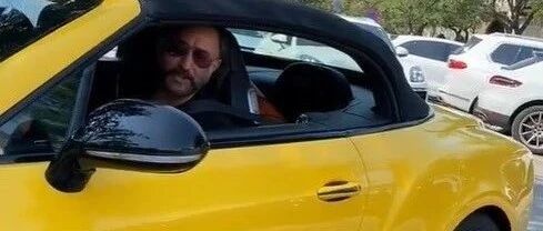 小哥在街头问豪车车主都做什么工作…有些回答耿直得让人意外啊！