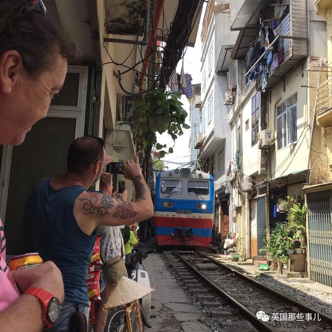 火車軌道成網紅景點，軌道邊喝咖啡自拍，逼停火車！終於，政府忍無可忍 旅遊 第31張