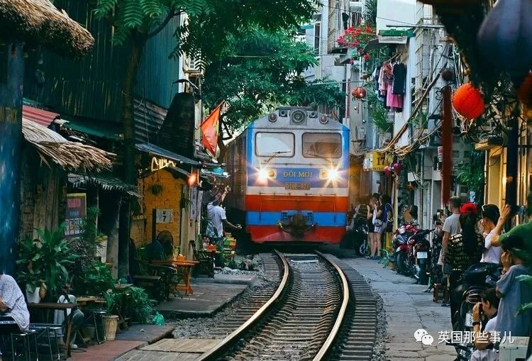 火車軌道成網紅景點，軌道邊喝咖啡自拍，逼停火車！終於，政府忍無可忍 旅遊 第4張