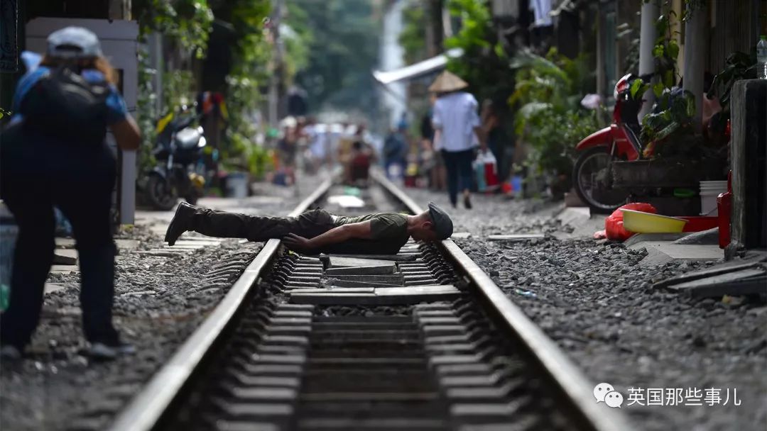 火車軌道成網紅景點，軌道邊喝咖啡自拍，逼停火車！終於，政府忍無可忍 旅遊 第19張