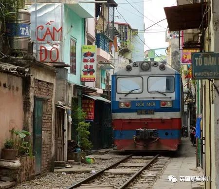 火車軌道成網紅景點，軌道邊喝咖啡自拍，逼停火車！終於，政府忍無可忍 旅遊 第2張