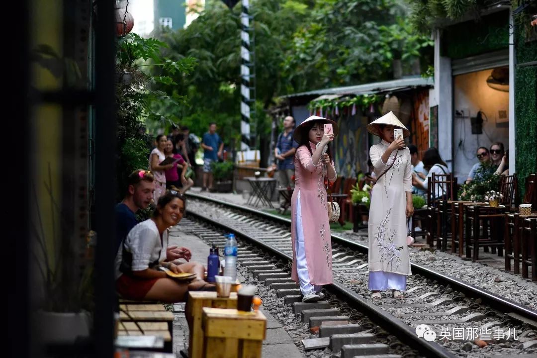 火車軌道成網紅景點，軌道邊喝咖啡自拍，逼停火車！終於，政府忍無可忍 旅遊 第16張