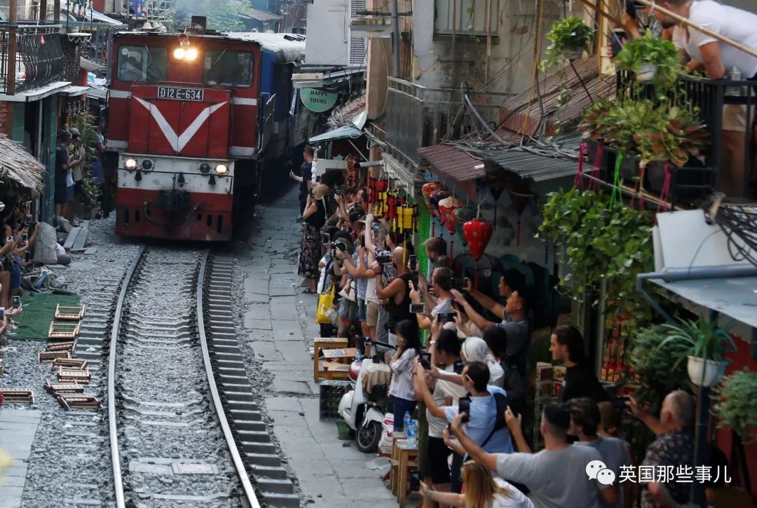 火車軌道成網紅景點，軌道邊喝咖啡自拍，逼停火車！終於，政府忍無可忍 旅遊 第36張