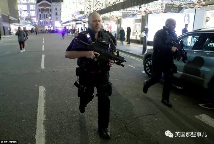 46AA15E800000578-5114827-An_armed_police_officer_at_Oxford_Street_in_central_London_today-a-19_1511550810817.jpg