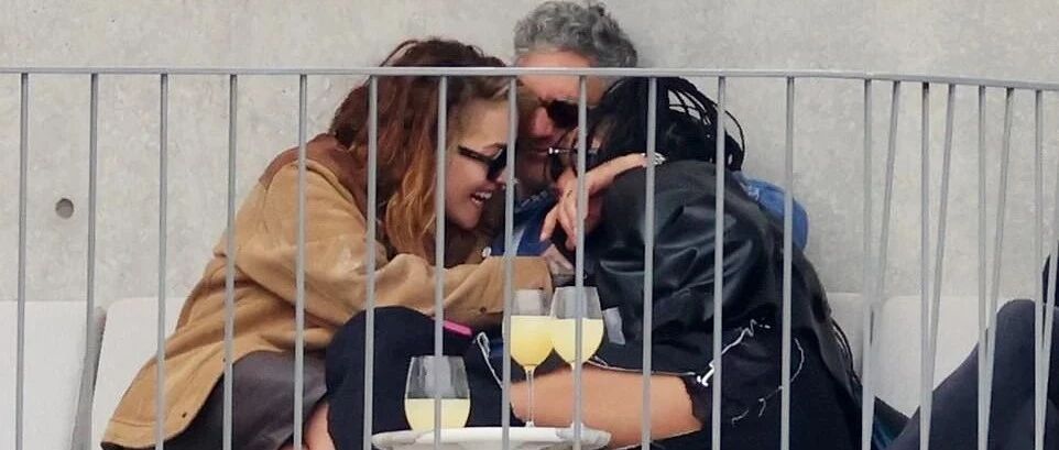 好莱坞三位名人街头公开亲热，震惊世界..粉丝：他在戏弄狗仔!