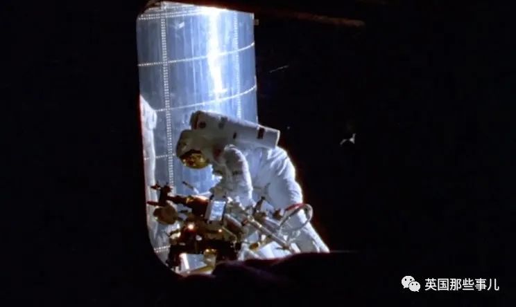 25年花掉100亿美元！这面黄金大镜终于顺利升空！宇宙终极奥秘，我们来了！