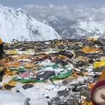 喜马拉雅山已成巨型垃圾桶？！乱扔行为屡禁不止，清理者欲哭无泪…