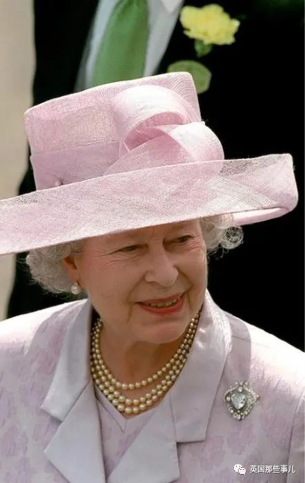 那些年，珠寶控女王戴過的胸針！這麼多小心思，簡直全程星星眼！ 時尚 第64張