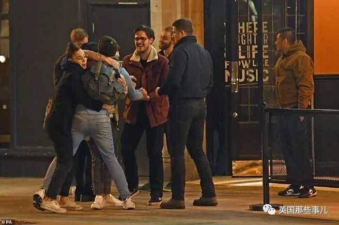 英国认真了! 关酒吧餐厅, 政府发工资，医生垃圾袋套头，超市门口爆满（组图） - 25