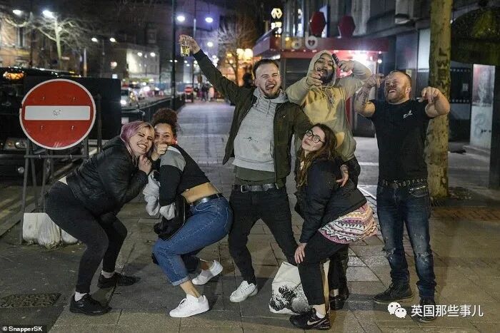 英国认真了! 关酒吧餐厅, 政府发工资，医生垃圾袋套头，超市门口爆满（组图） - 26