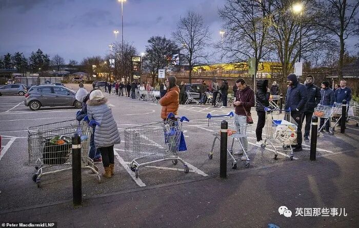 英国认真了! 关酒吧餐厅, 政府发工资，医生垃圾袋套头，超市门口爆满（组图） - 43