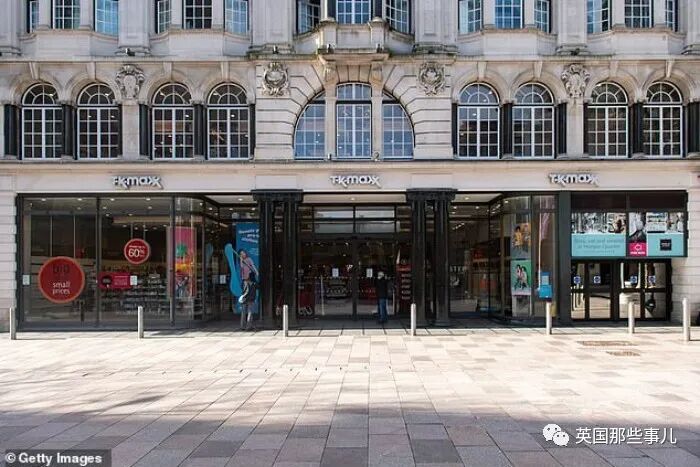 英国认真了! 关酒吧餐厅, 政府发工资，医生垃圾袋套头，超市门口爆满（组图） - 28