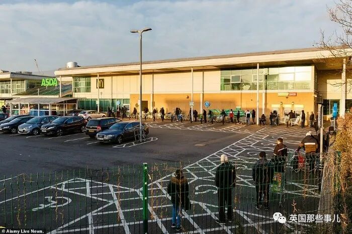 英国认真了! 关酒吧餐厅, 政府发工资，医生垃圾袋套头，超市门口爆满（组图） - 51