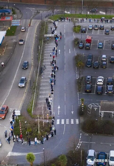 英国认真了! 关酒吧餐厅, 政府发工资，医生垃圾袋套头，超市门口爆满（组图） - 46