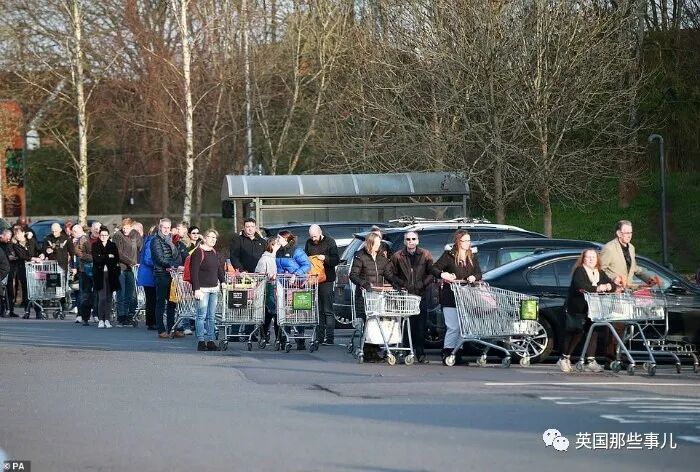 英国认真了! 关酒吧餐厅, 政府发工资，医生垃圾袋套头，超市门口爆满（组图） - 49
