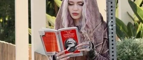 Grimes和马斯克分手后走路都看马克思？戏弄狗仔绝了！