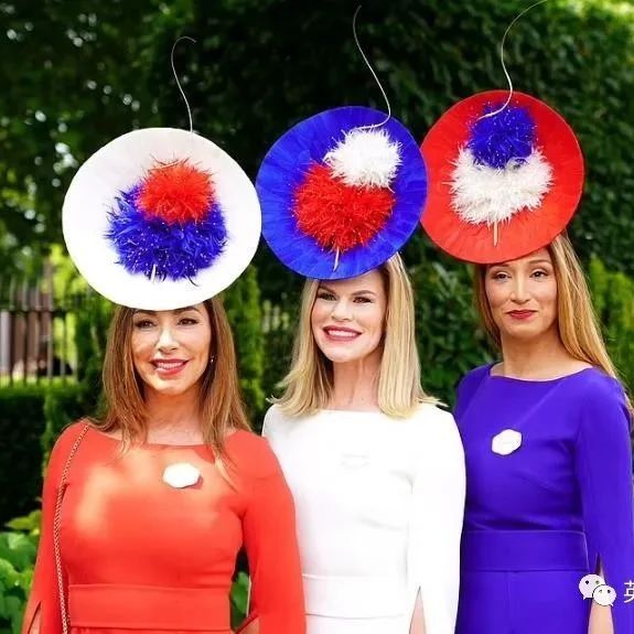 英国皇家赛马会变“帽子大会”，姑娘们穿盛装、戴礼帽，争奇斗艳好热闹！