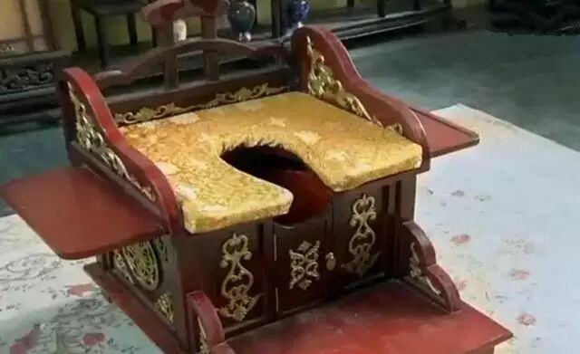 在清朝,例如:恭桶,便盆等,都是清宫里比较流行的如厕用具.