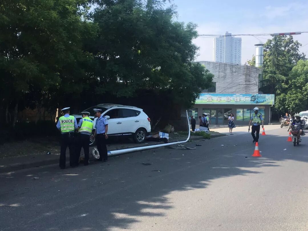今早通江大道辅路上一辆白色SUV飞快撞向路边