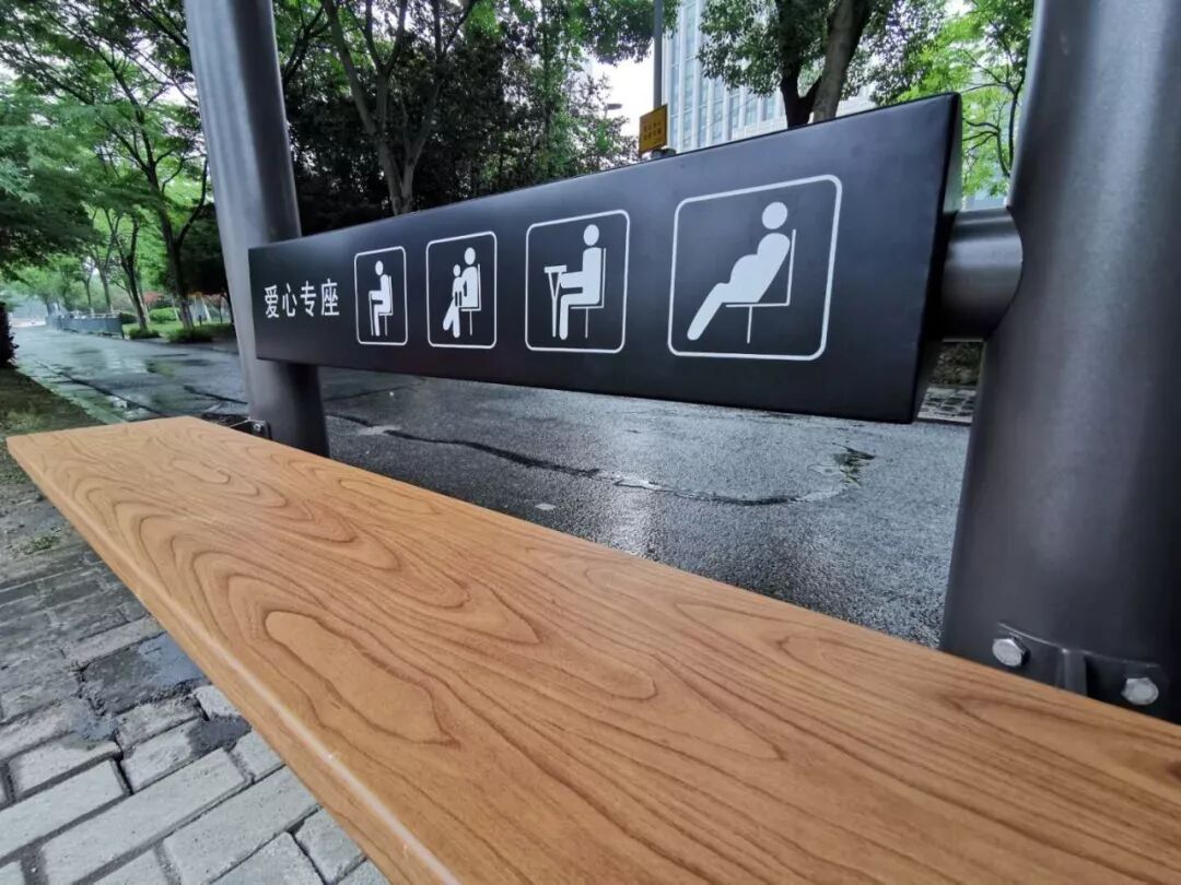 无锡两座新型公交候车亭正式投用使用