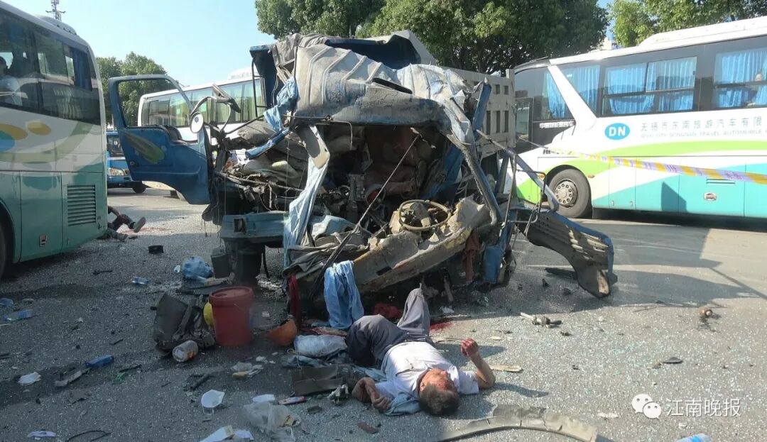 无锡一拉土车迎面撞上夏普公司大巴车 致多人受伤