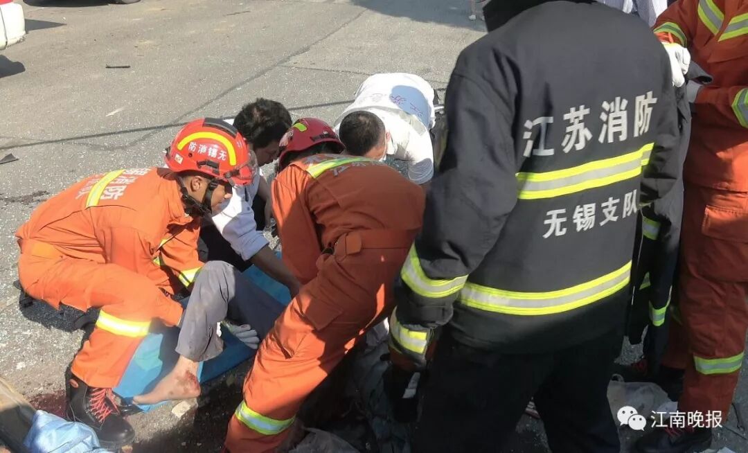 无锡一拉土车迎面撞上夏普公司大巴车 致多人受伤
