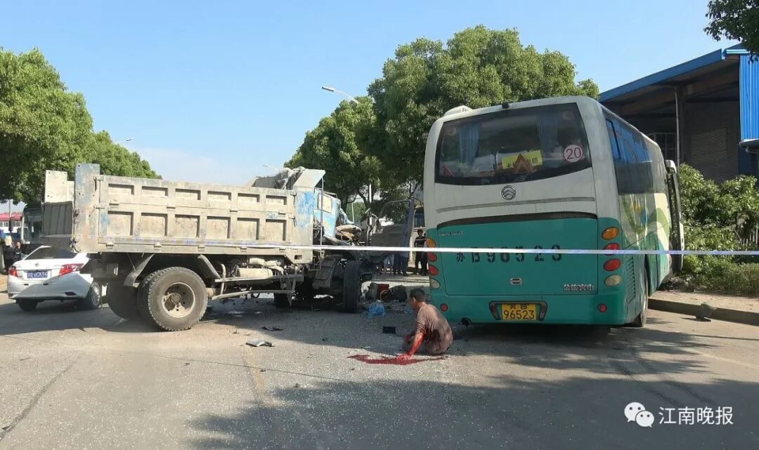 无锡一拉土车迎面撞上夏普公司大巴车 致多人受伤