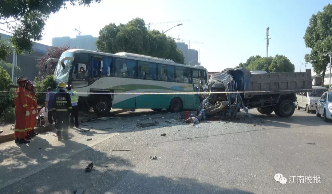 无锡一拉土车迎面撞上夏普公司大巴车 致多人受伤