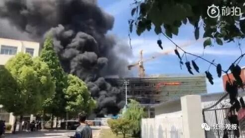 突发！无锡一在建工地发生火灾 现场冒出大股浓烟