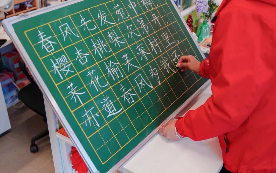 六一儿童节系列活动之书法作品义卖"我为学校写校名"活动春节送"福"