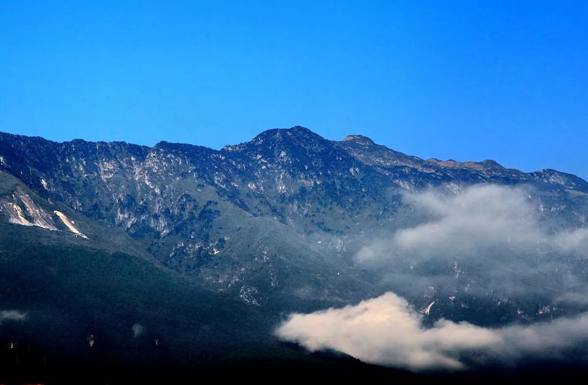 苍山云景变幻万千,其中最有名的是"望夫云"和"玉带云"