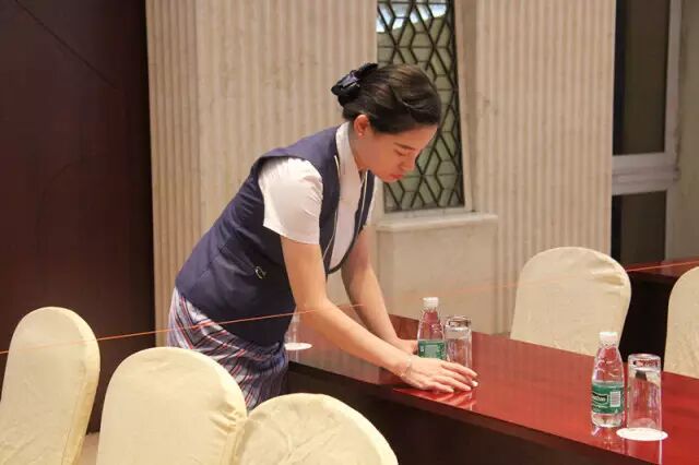 功能齐全会议室,摆放整齐的茶水,会议资料为会议成功举办垫底夯实基础