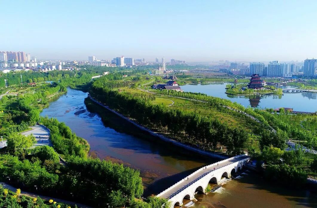 由北向南从榆林城区中部穿过的榆溪河,被称为榆林市的母亲河,在历史上