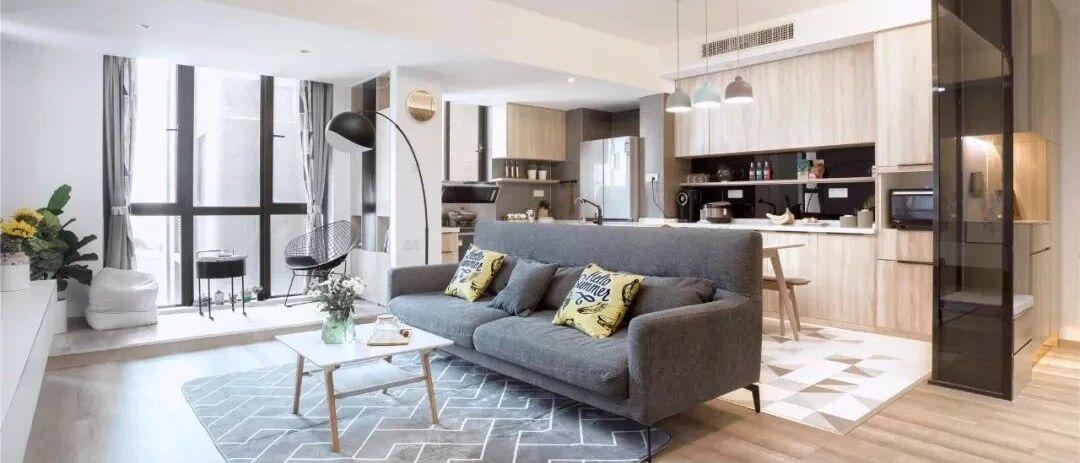 95㎡现代简约三居室，原木背景墙和定制收纳柜雅致又实用