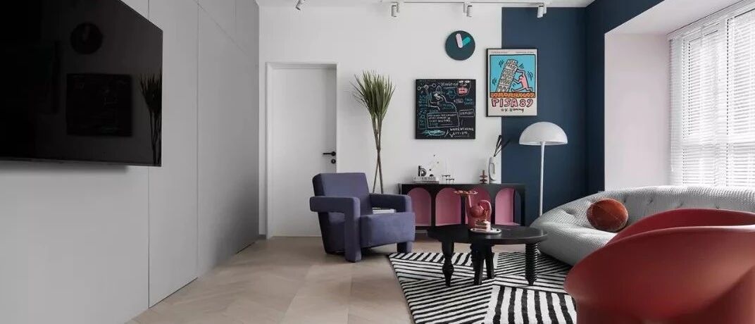 90㎡现代简约三居室，客厅大收纳柜、大飘窗很实用，色彩搭配很漂亮