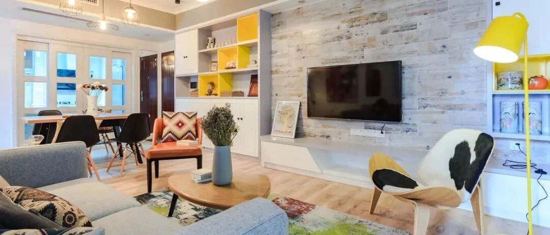 100㎡时尚北欧风三居室，浪漫彩色之家背景墙和收纳柜都很漂亮