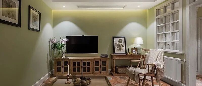 97㎡美式风格三居室，清新墙面配装饰画很美，客餐厅隔断也很赞