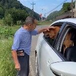 爷爷依依不舍告别照顾了3年的狗狗，隔着车窗一再摸头嘱咐：到城里要听话哦！