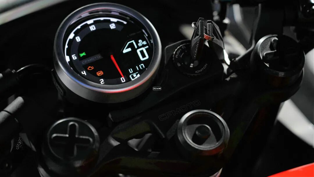 配置层面,xo狒狒采用了一块组合式的圆形单仪表,表盘的设计非常精致